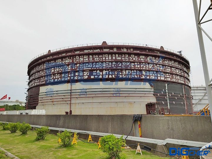 待防腐除銹的石化儲(chǔ)罐